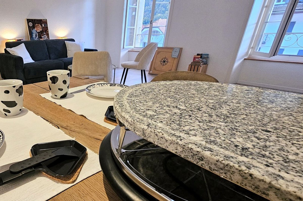 Appareil à raclette prêt sur la table du salon